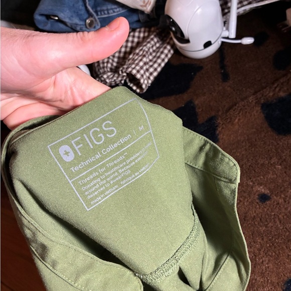 Figs technical scrub top 
size medium 
It's the sleeveless top!​ - Picture 4 of 9